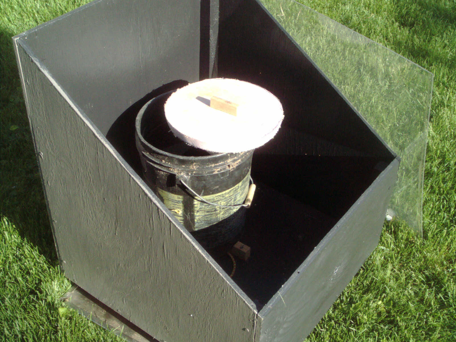 Very Simple DIY "Bucket" Solar Batch Water Heater